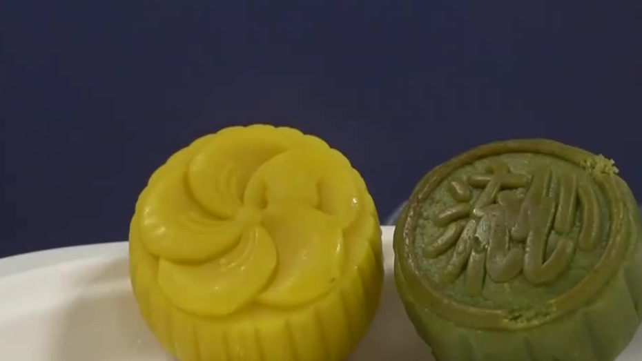 【月饼含糖量较高,过多摄入危害健康】中秋节将近,月饼市场也逐渐升温。现如今,新口味的月饼层