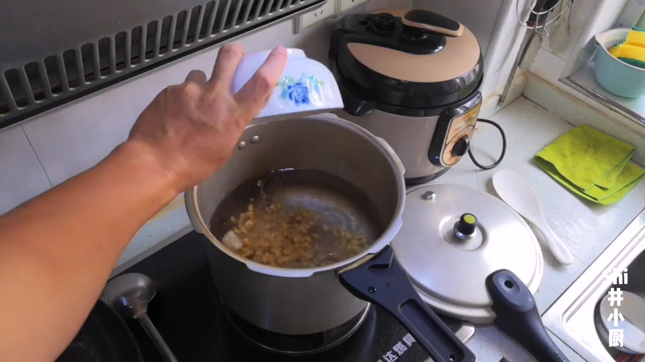 猪蹄黄豆汤的做法下奶。