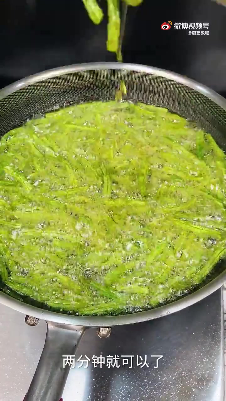 这是一道下馆子必点的干煸豆角,自己在家做也很简单!