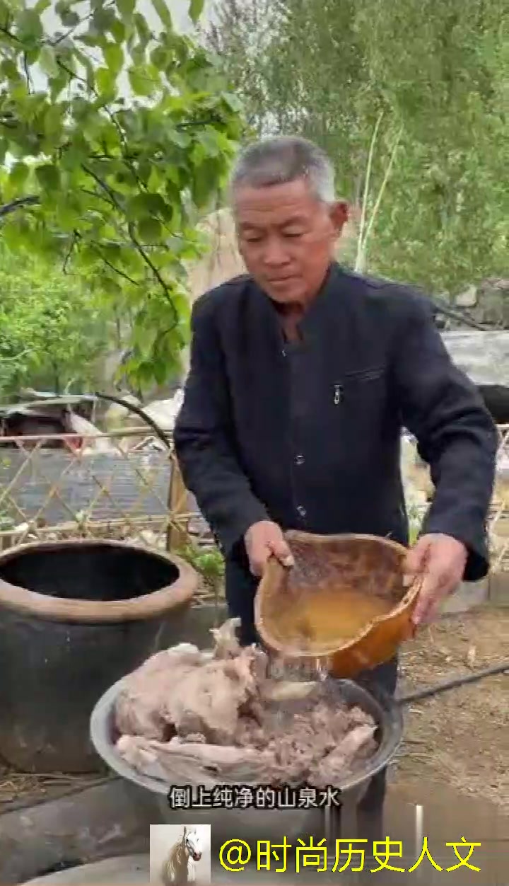 看看农村里面的大锅炖山羊