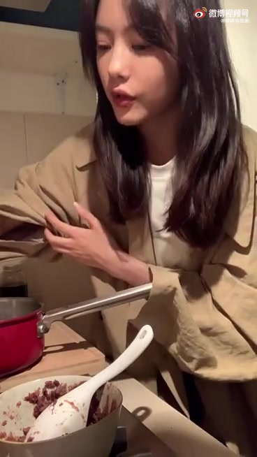 电视剧《光芒》中,@蔡文静 吃到了@张新成 的红豆沙,知道原来当初的那个照顾母亲的小伙子是