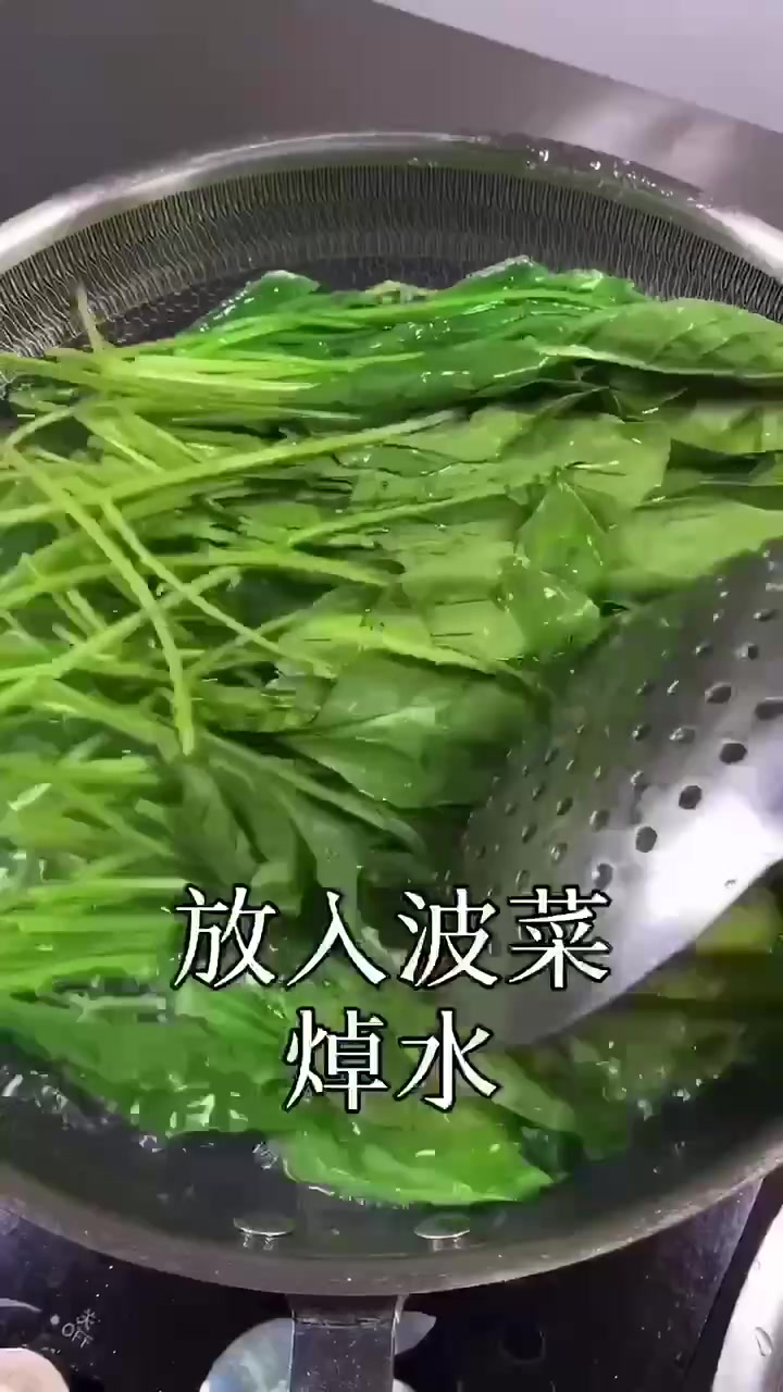 凉拌菠菜的家常做法。