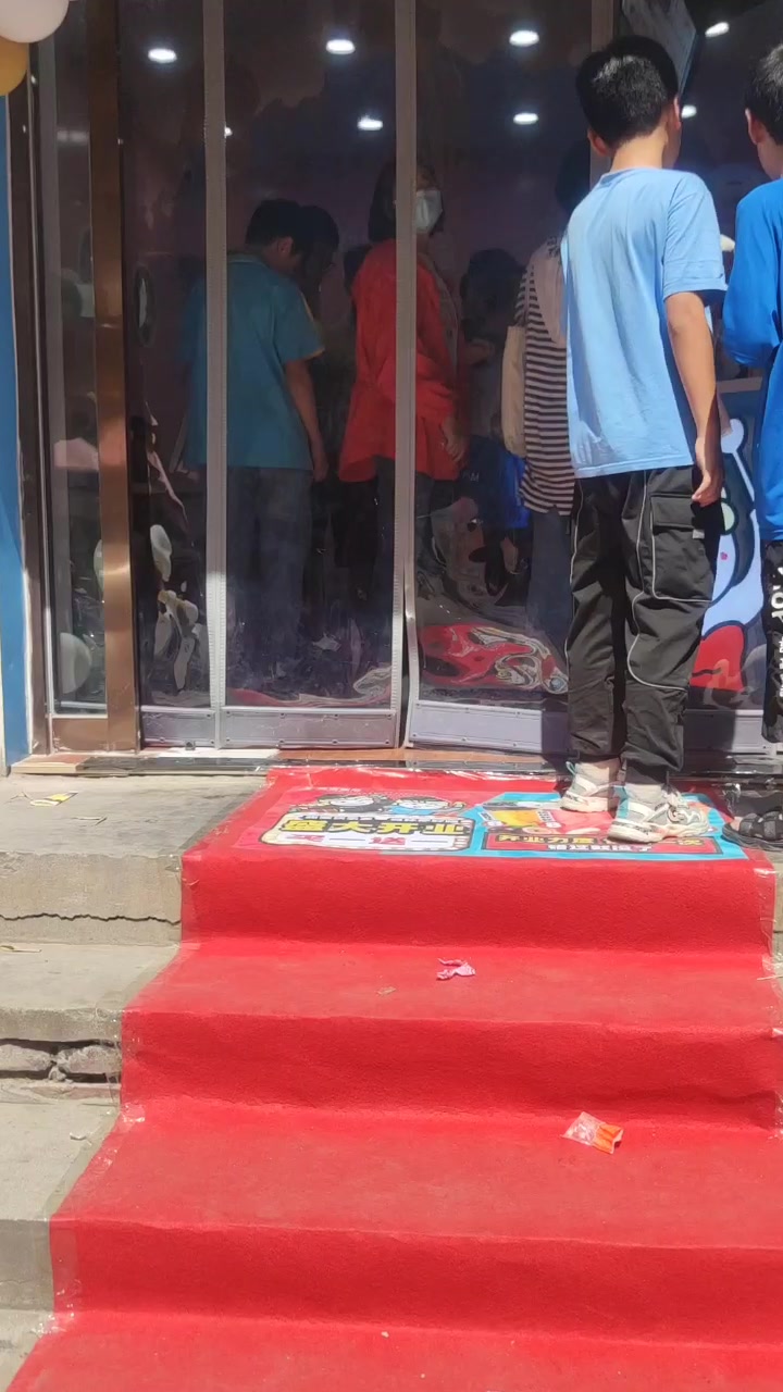 河北邯郸学校旁边新开蜜雪皇后奶茶店 开业首日完美收官