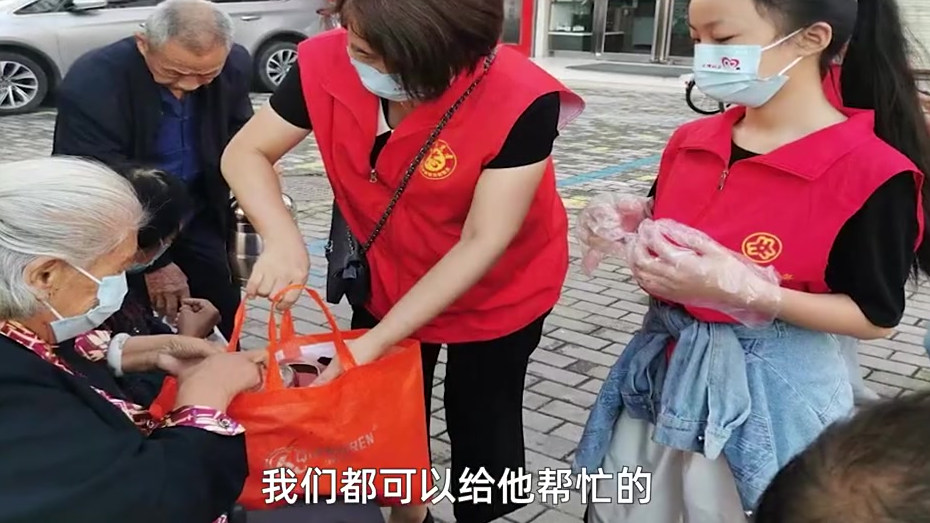 【退役军人当骑手送餐全免费:让老人得到关爱与尊重】河南许昌,一社区爱心粥屋成立了退役军人支