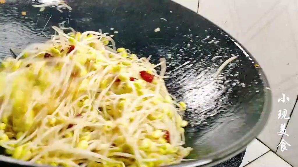 炒黄豆芽的家常做法。