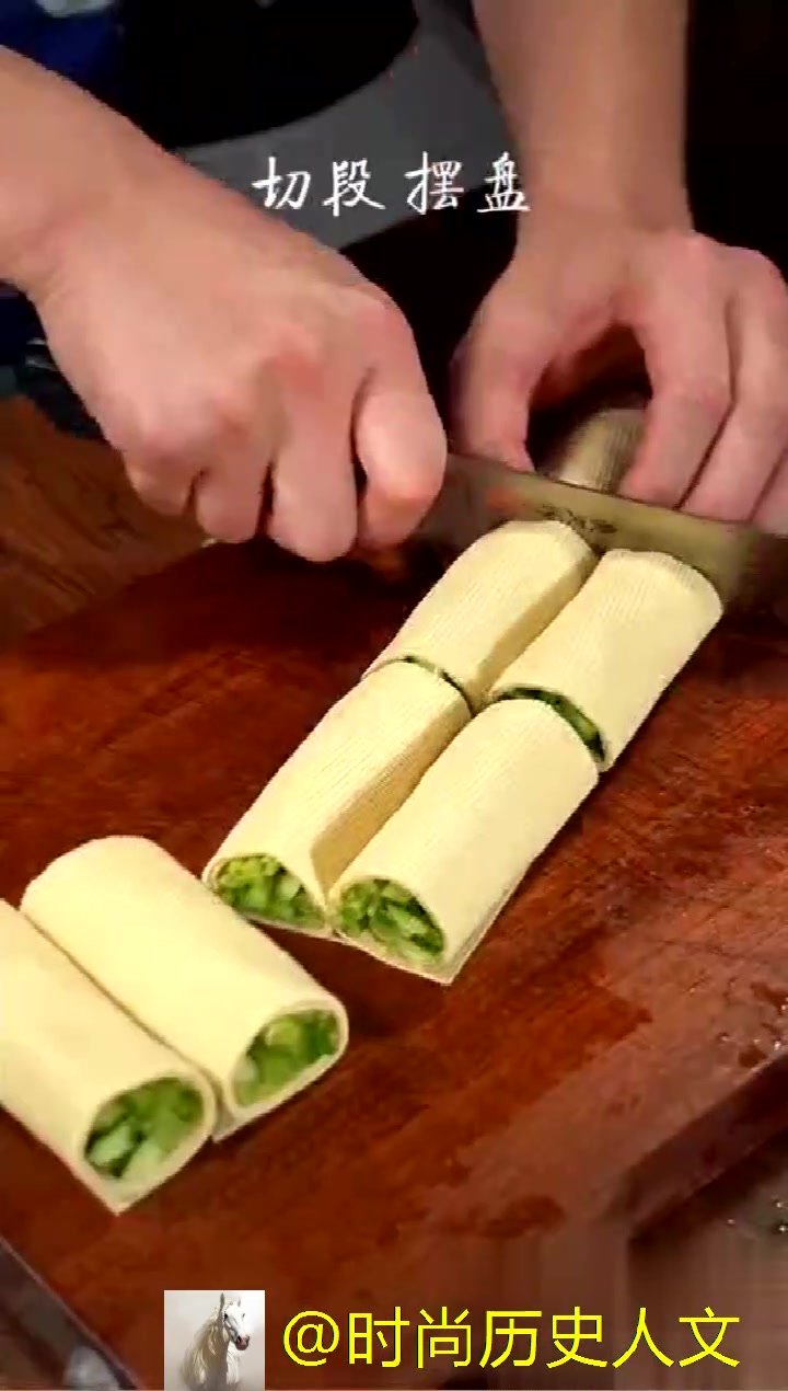 美食:生豆腐皮卷生菜蘸酱,妥妥的东北吃法,你吃过吗