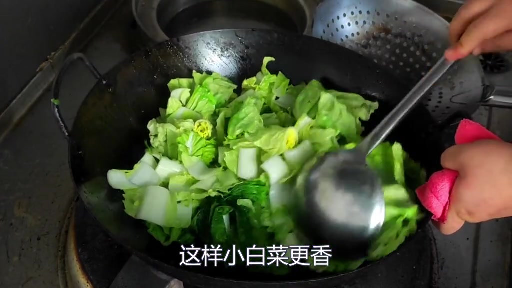 炒小白菜的家常做法。