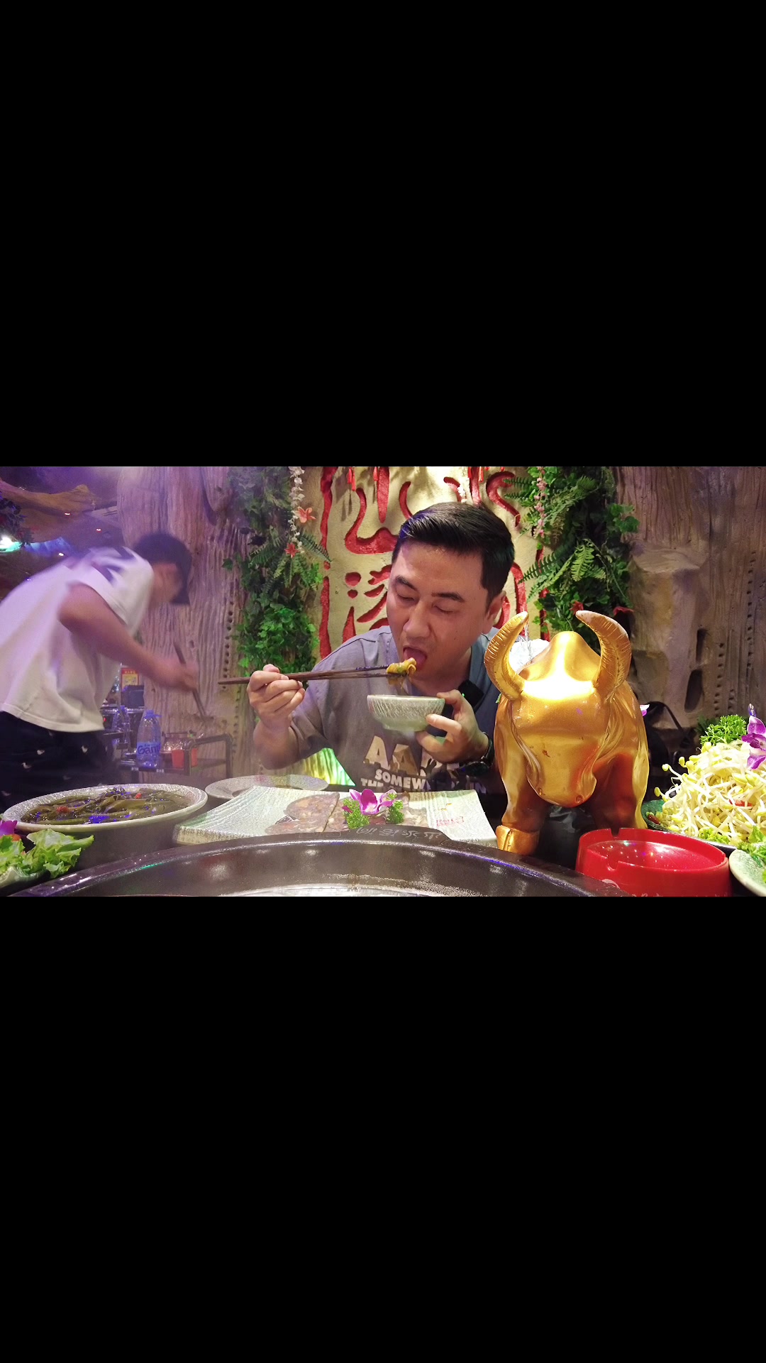 乌鲁木齐这家火锅店,来晚了就是“老子吃火锅,你吃火锅底料”