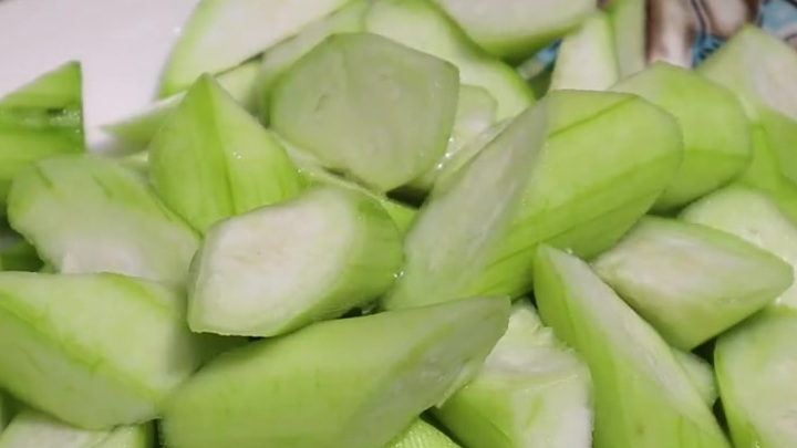 炒丝瓜有人焯水,有人直接炒,难怪不好吃! 丝瓜 美味食谱 家常菜 下饭菜 烹饪技巧 炒丝瓜