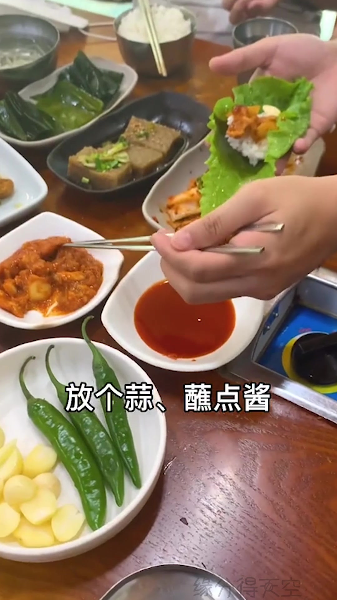 真实的韩国家庭都是这样吃烤肉的?贫穷限制了我的想象