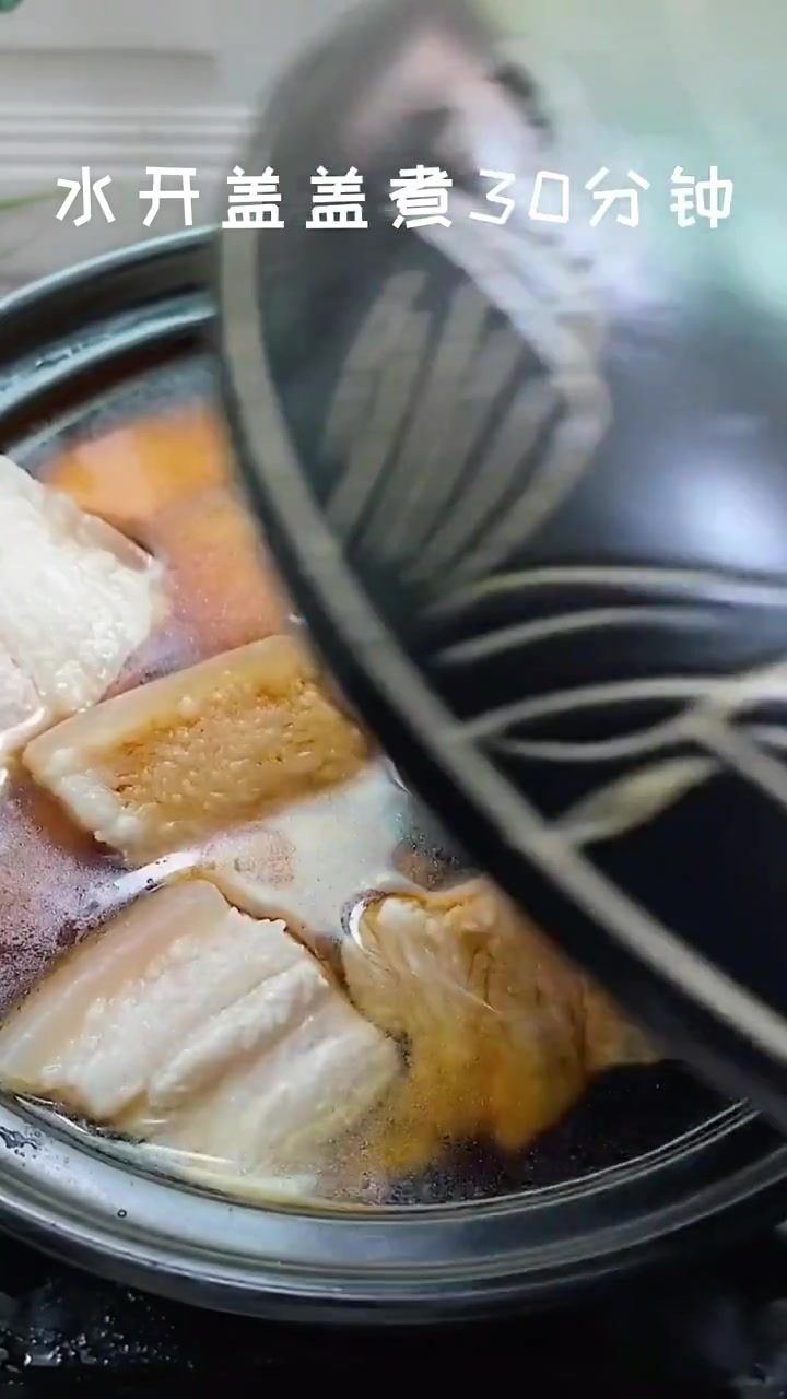 砂锅红烧肉的做法。