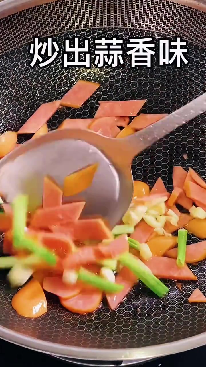 黄瓜炒火腿肠的做法。