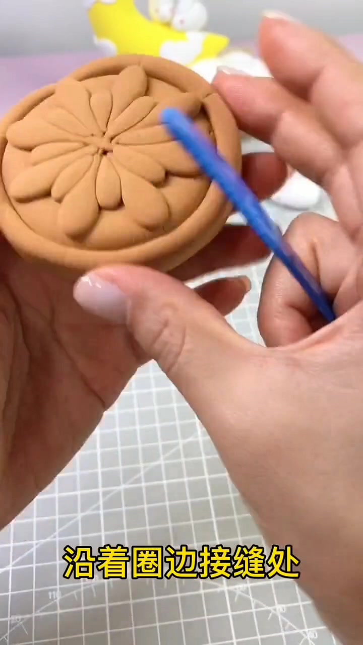 橡皮泥手工月饼。  