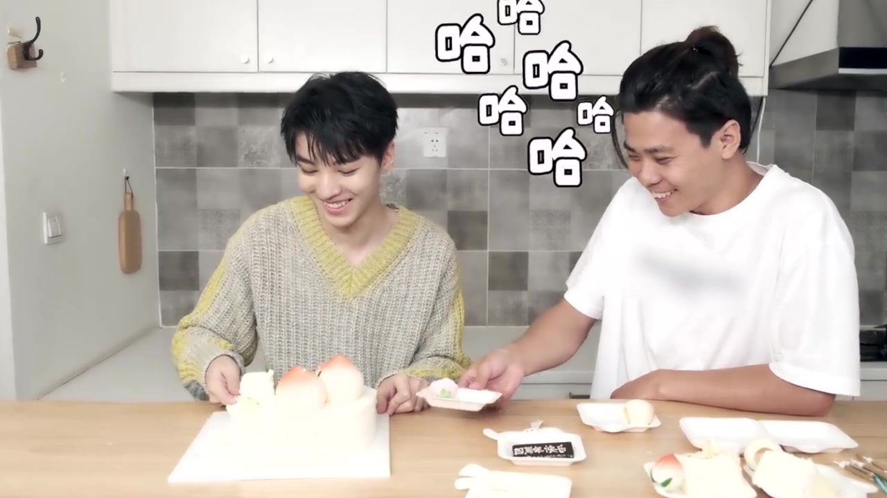 @王俊凯工作室成立四周年,一开始王俊凯还以为蛋糕是给自己的凯Boss@王俊凯 对工作室的祝
