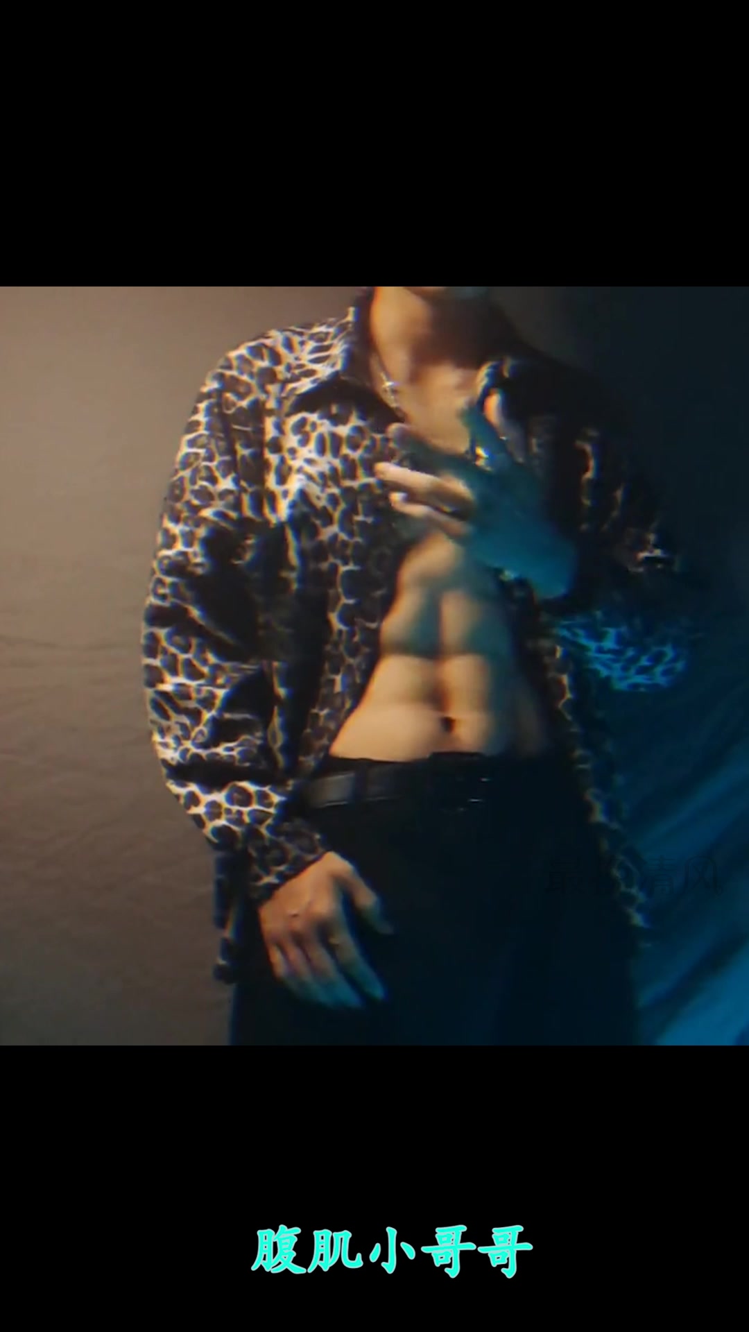 小哥哥撩起上衣秀腹肌,小麦色的腹肌很有男人味,真好看