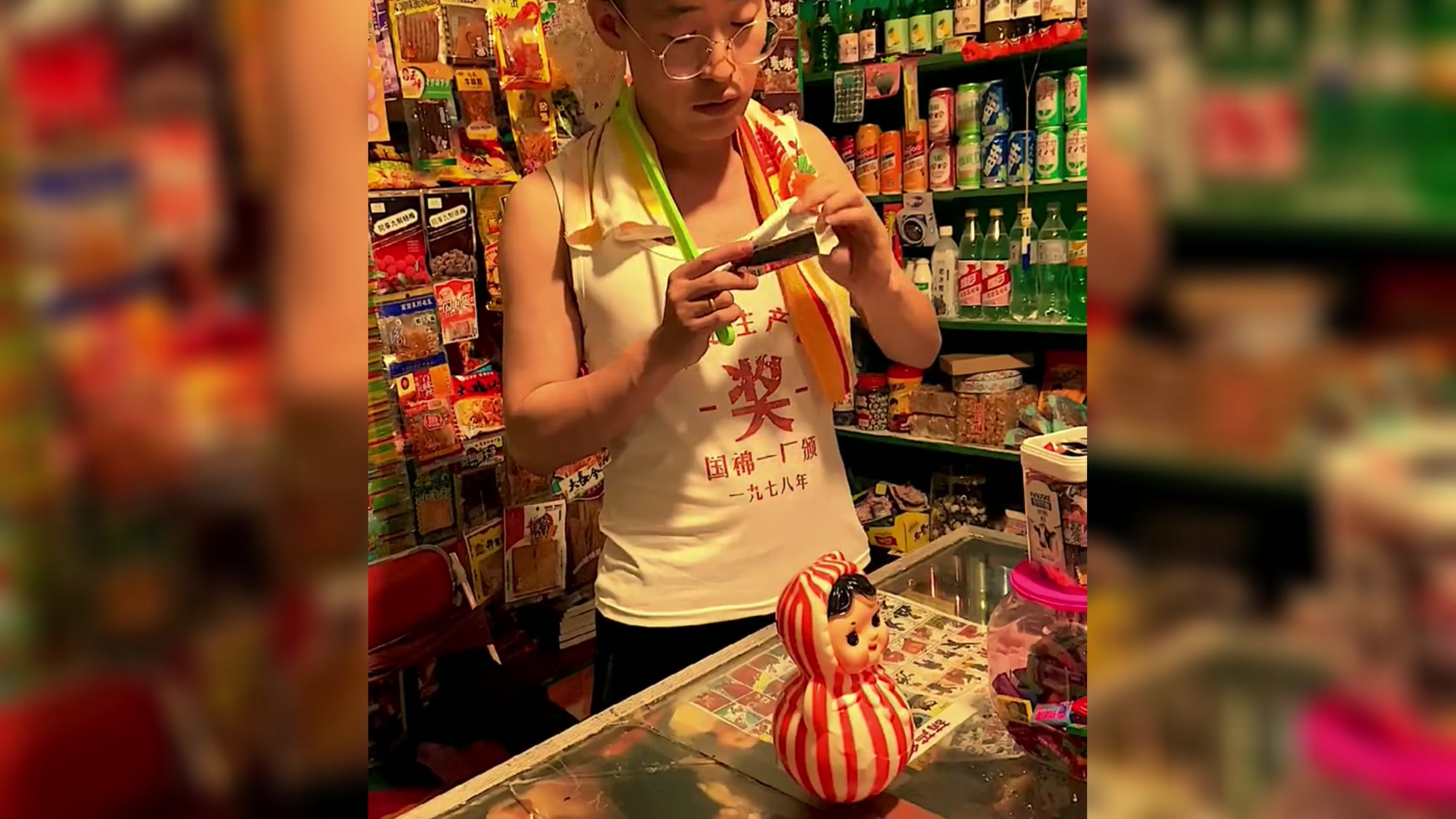 还记得小时候的巧克力威化吗?吃过的孩子都放暑假了吧