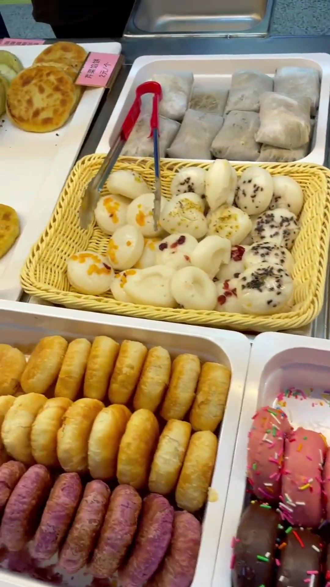 早饭吃得饱呀,一天都有精神!你们的大学食堂也这样吗?