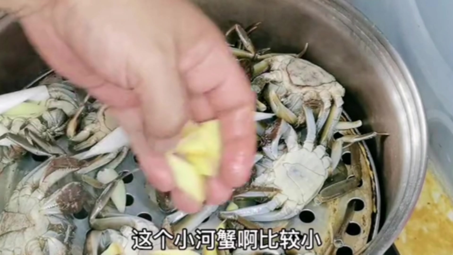 清蒸河蟹,冷水下锅,配上蘸料,味道鲜美