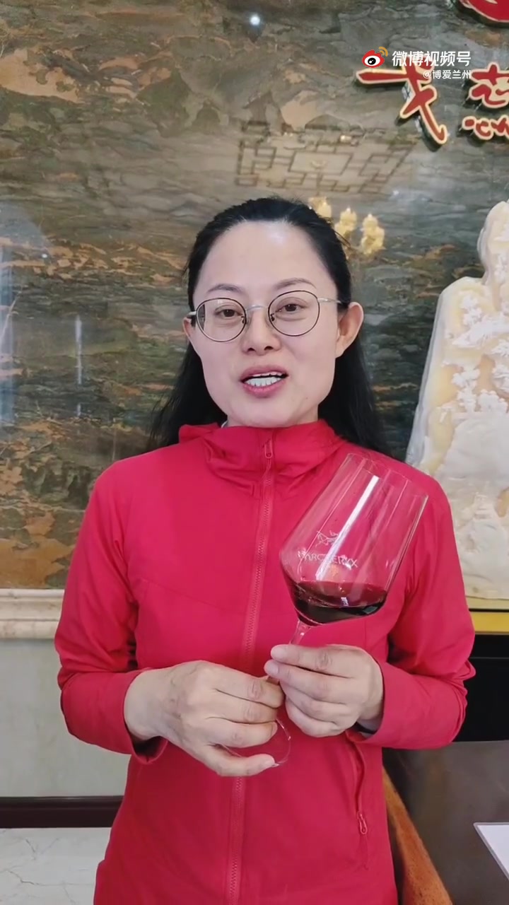 网络媒体网络名人走进红寺堡东方裕兴酒庄--这款戈蕊红干红葡萄酒获得了布鲁塞尔大金奖@宁夏新