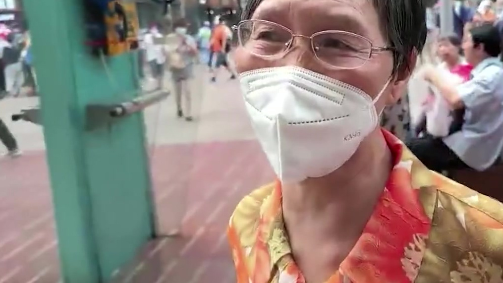 【鲜肉月饼进入最后冲刺!上海南京路七条排队长龙全为买月饼】近日,有市民反映上海南京路步行街