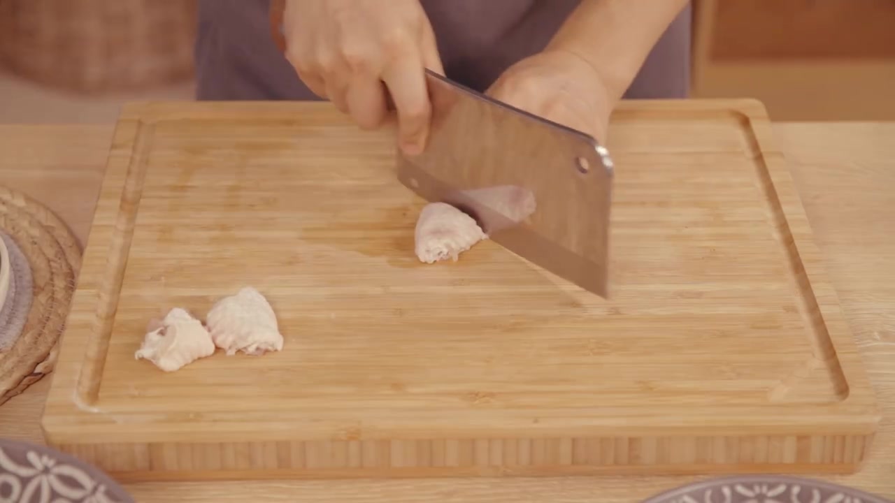 秋吃螃蟹正当时!来一锅香气喷喷的鸡翅肉蟹煲吧,美味到汤汁都不剩~