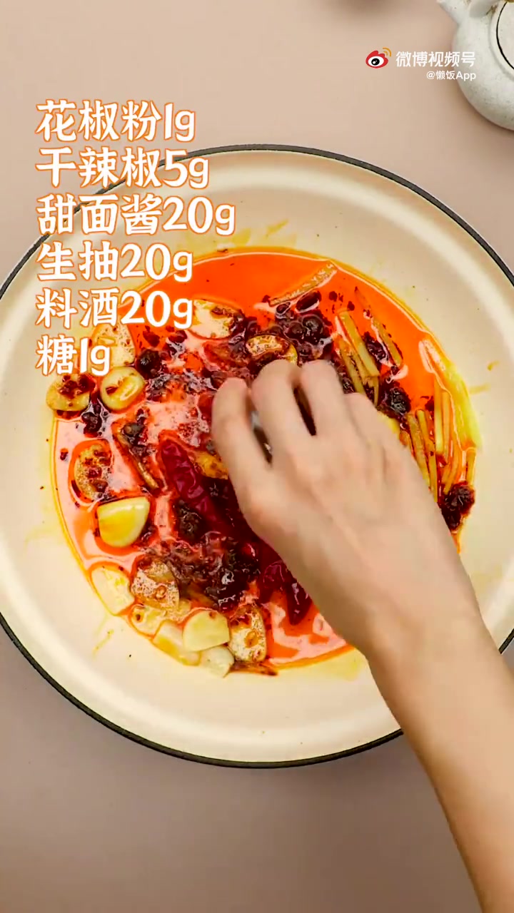 【香辣蟹肉煲】螃蟹开吃的季节来啦～奉上饭饭自制的香辣蟹肉煲,好吃到停不下来!炖的软烂的鸡爪
