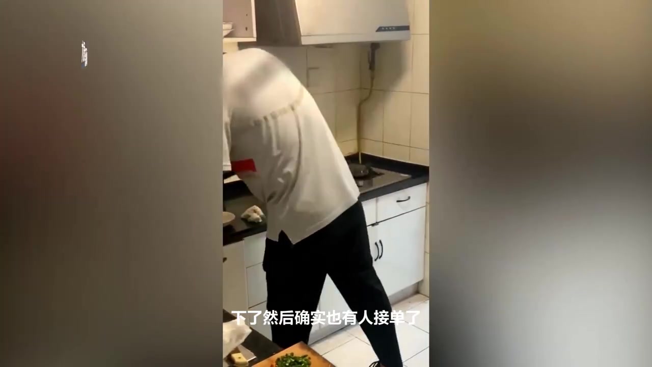 【女子中秋无法回家乡看望父母,想吃小黄鱼,意外收获一桌家乡菜】近日,四川成都市民张女士,因