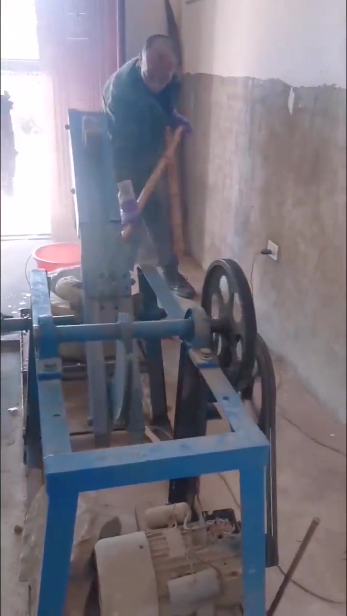 劳动人民智慧就是多,发明这机器打糍粑,省了不少力!