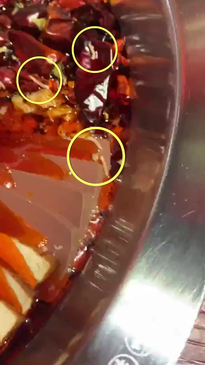 【网友称谭鸭血火锅中有蛆虫被强行买单 店家:不存在强行买单情况[呆]】9月19日,湖南岳阳