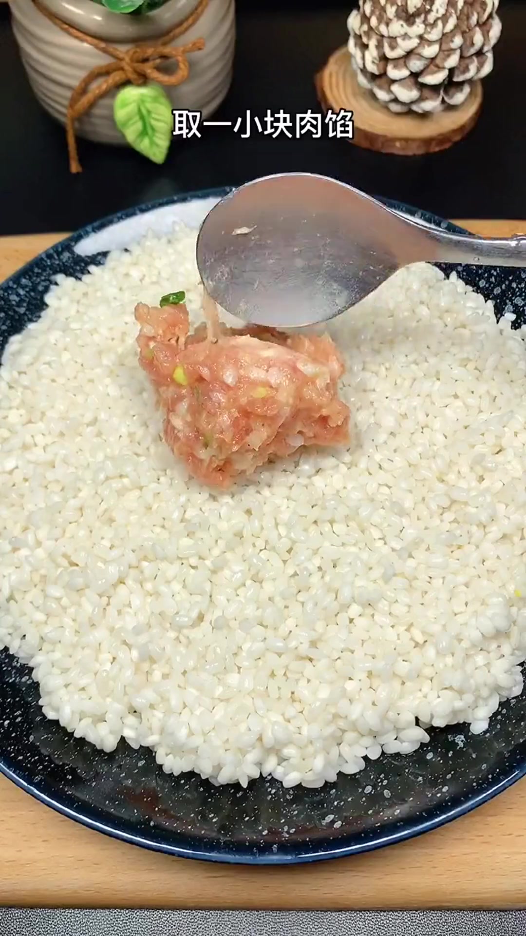 这样蒸出来的猪肉丸子软糯鲜香,不会油腻,家人都很爱吃