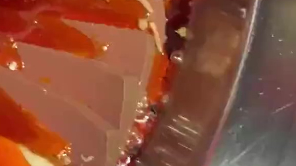 【湖南谭鸭血火锅内现活虫蠕动店家:想向顾客道歉但联系不上】9月19日,湖南岳阳,一网友发视
