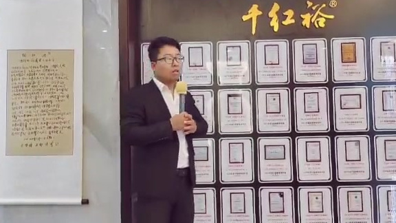 网络媒体网络名人走进红寺堡汇达酒庄--酒庄出产的“千红裕”系列作为主品牌,其代表万紫千红的