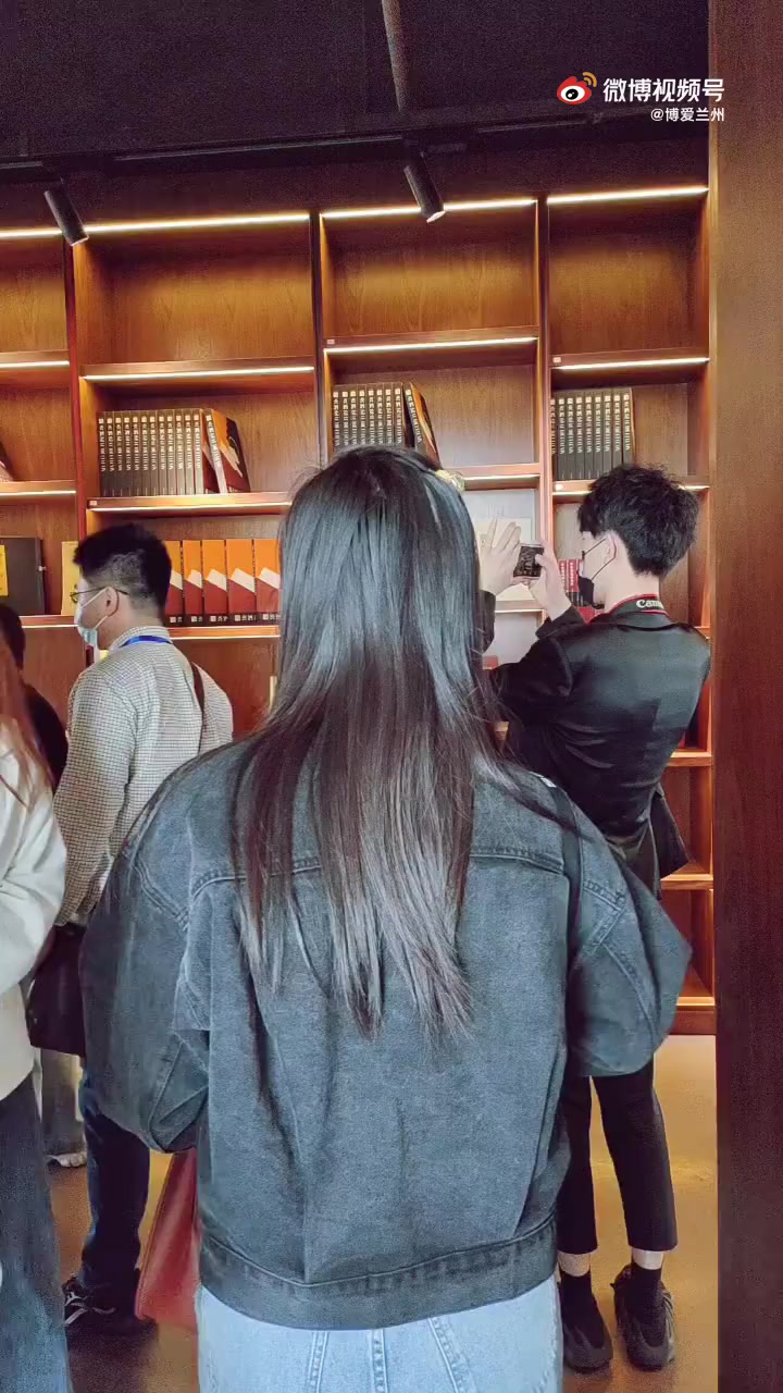 网络媒体走进贺兰红酒庄---这就可以看到整个酒庄的全貌还有闽宁镇的全貌这个地方是闽宁镇最高