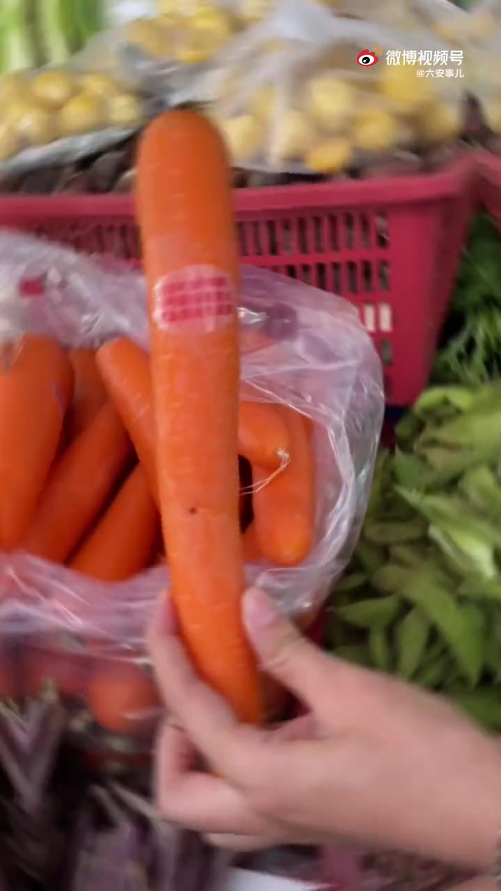 【六安首家反诈主题菜市场来啦】近日,城南周谷堆的六安首家反诈主题菜市场上线,贴有反诈标语的