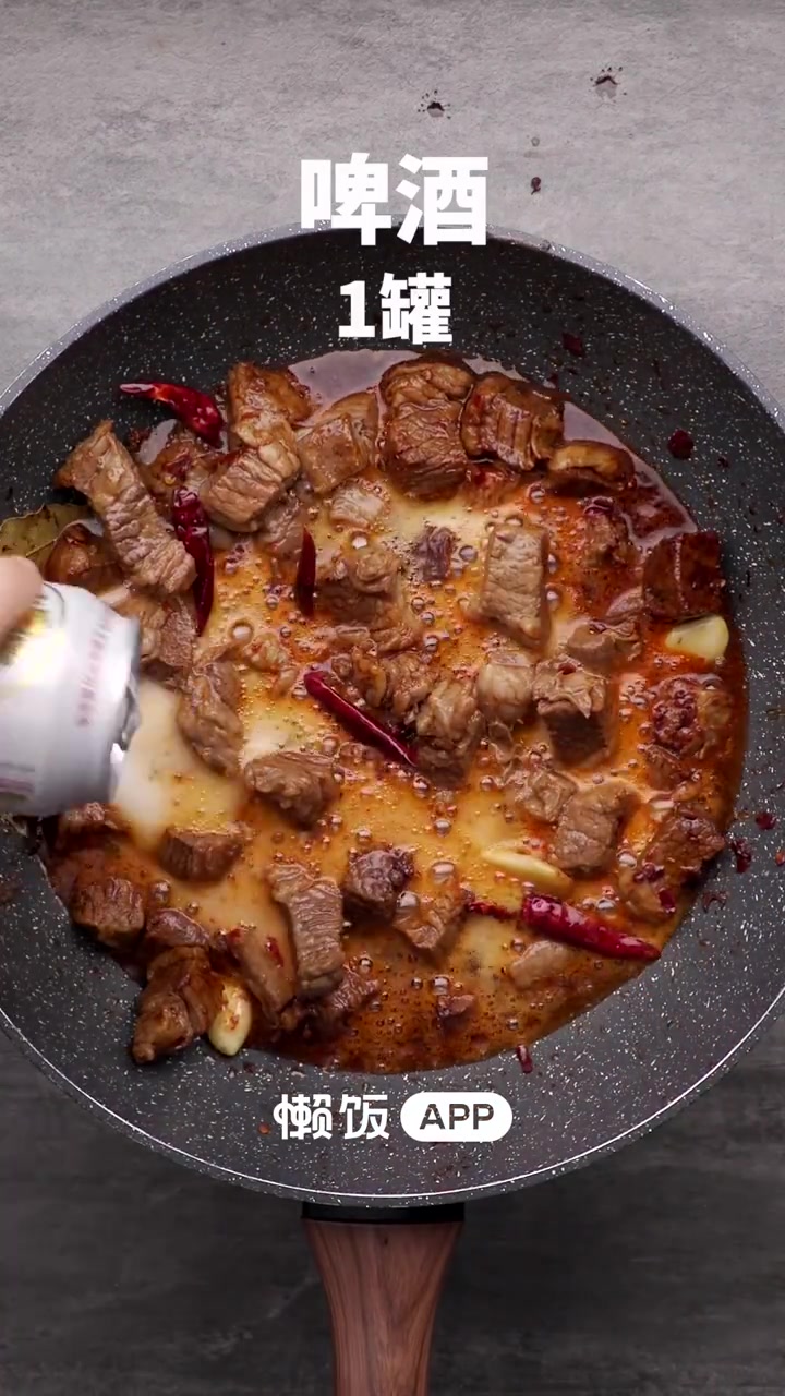【香喷喷的板栗烧牛肉 学起来吧!】栗子浓郁的香气,伴上牛肉酱烧后的软烂酱香。相辅相成,奇妙