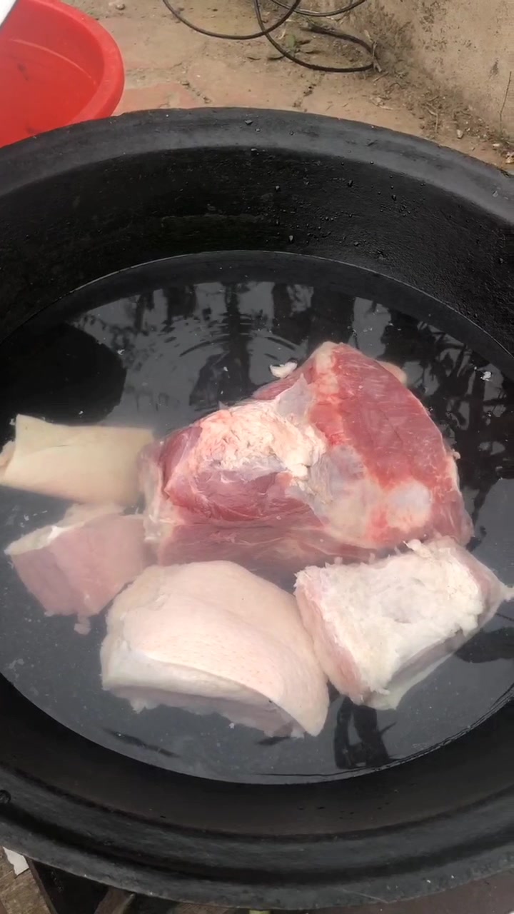 东北拆骨肉,酸菜炖血肠
