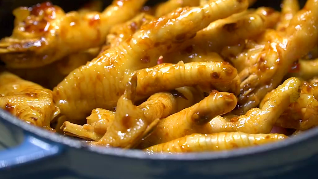 【明虾鸡爪蟹肉煲做法推荐】又到了吃蟹的季节,做法简单、营养丰富,孩子大人都爱吃哦