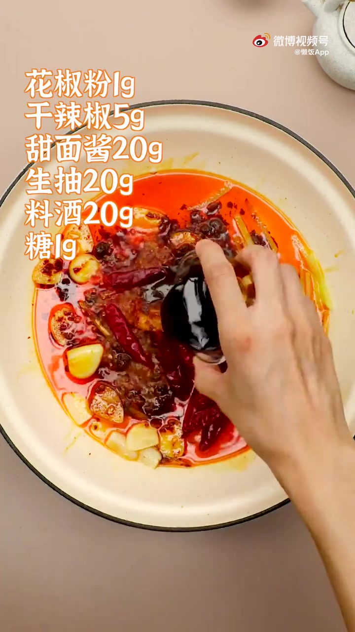 【香辣蟹肉煲】螃蟹开吃的季节来啦～奉上饭饭自制的香辣蟹肉煲,好吃到停不下来!炖的软烂的鸡爪