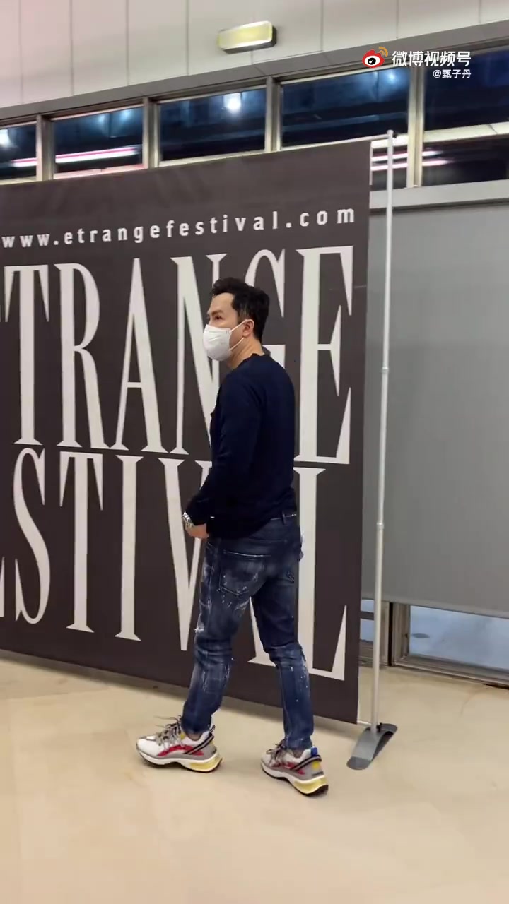 还用了两句现學的法语(老婆教的????)汪诗诗和现场的粉丝打招呼,Bonjour, Je sui