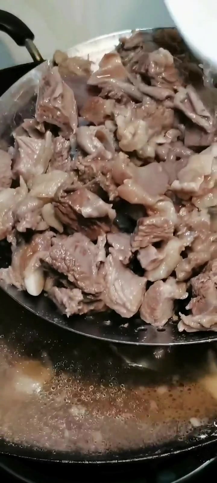 芋头炖牛肉的做法