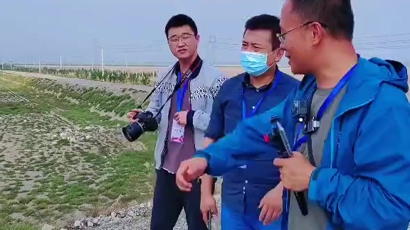 网络媒体网络名人见证贺兰神国际葡萄酒庄园把戈壁变绿洲贺兰神国际葡萄酒庄 @宁夏新闻网