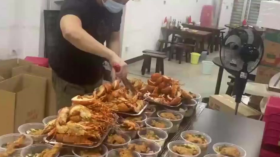 【80后店主连续10日为抗疫人员免费送龙虾饭:就想让他们吃好吃饱】为感谢抗疫医护人员、志愿