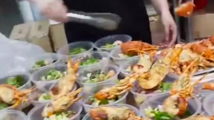 【店主为抗疫人员免费送龙虾饭】 为感谢抗疫医护人员、志愿者以及冲在一线的工作人员,福建泉州