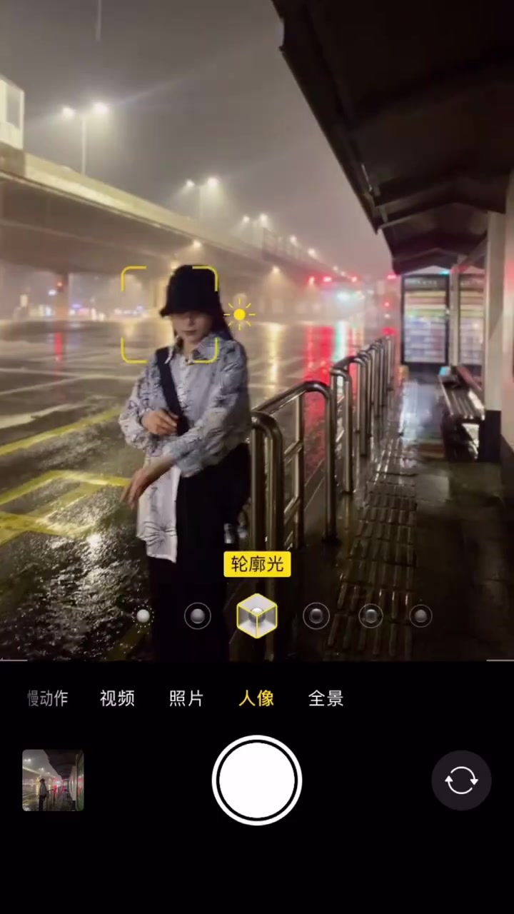 下雨天☔️马路复古风电影感街拍/附神仙滤镜 好多小伙伴私信我要下雨天滤镜[大笑][大笑],