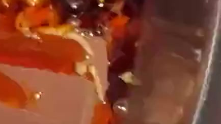 【谭鸭血回应火锅内现多条活虫蠕动:视频作假有人诈骗炒作】近日,湖南岳阳。有网友称,华容县谭