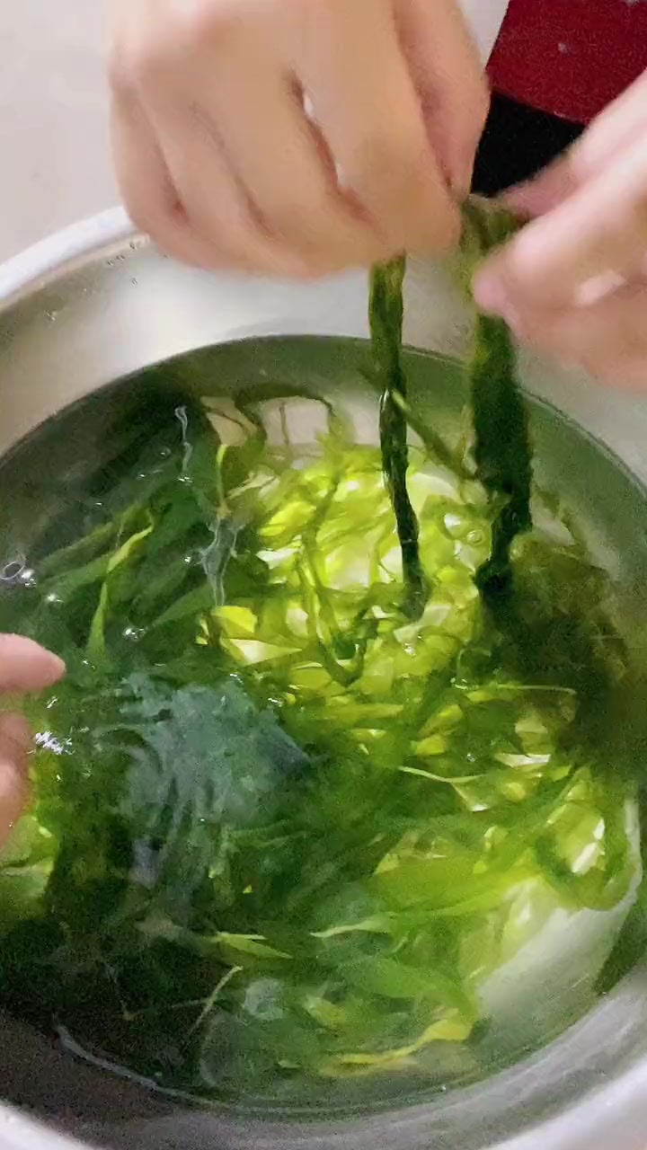 海带苗汤的做法。