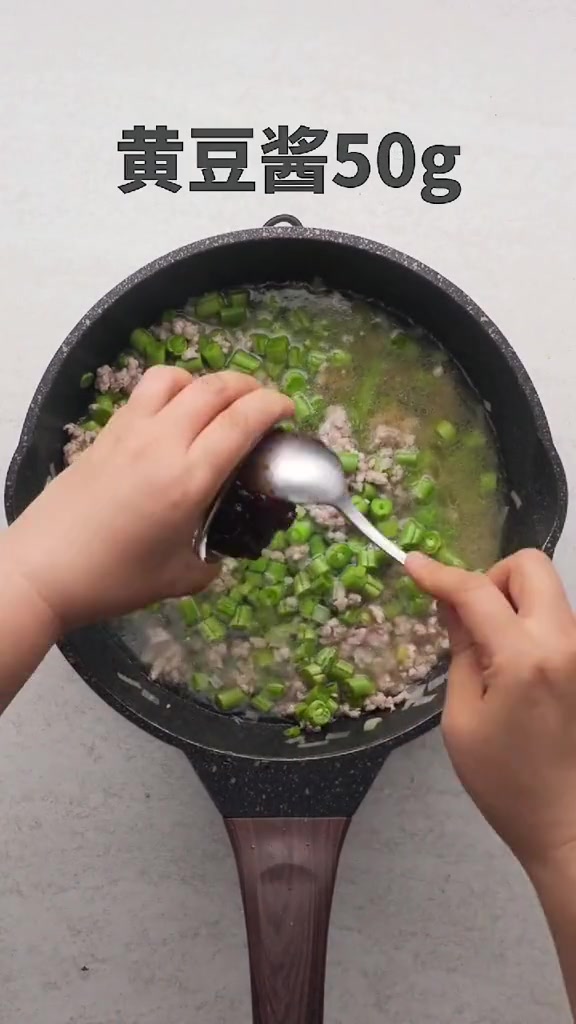 豆角打卤面的做法。