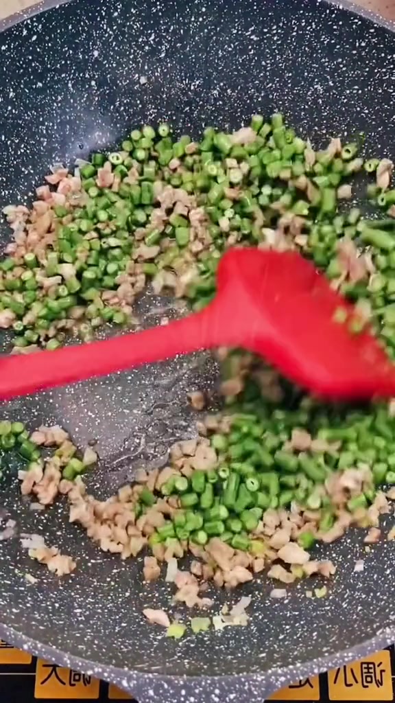 豆角打卤面的做法。