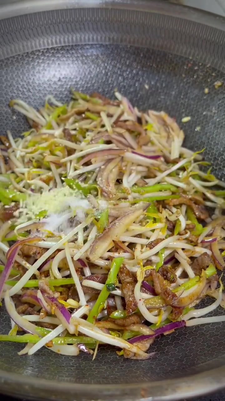 肉丝炒面的做法。