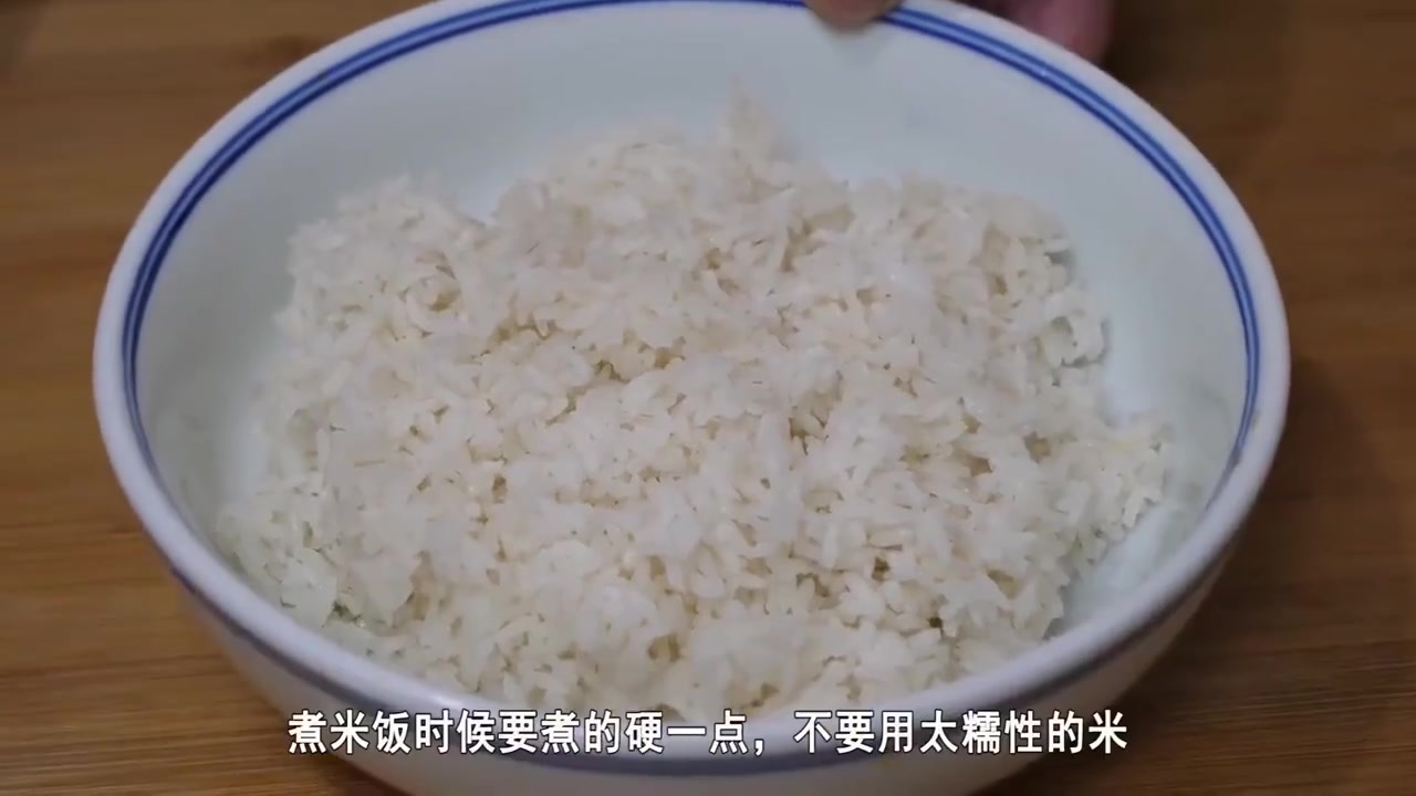 分享酱油炒饭不一样的做法,做法简单,酱香浓郁,米饭粒粒分明,吃一次就忘不了~ via:家常